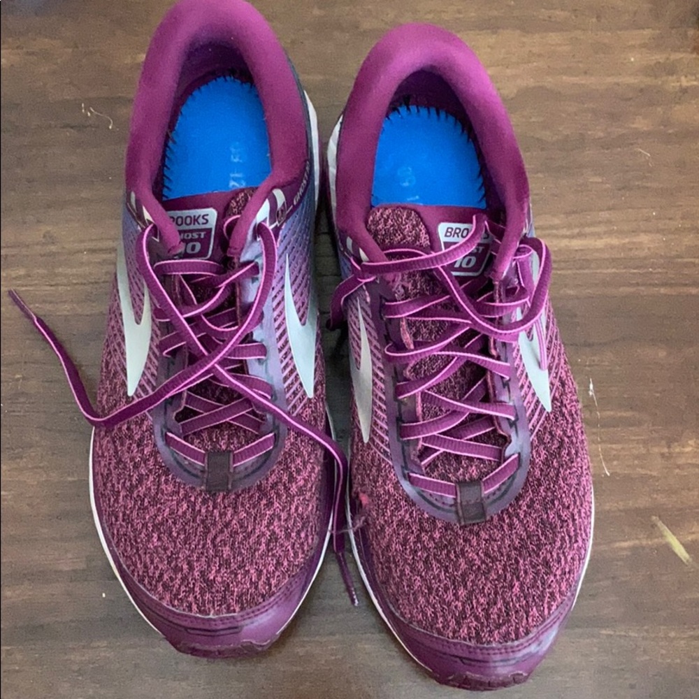 Brooks Ghost 10 tennis shoes very nice see pics